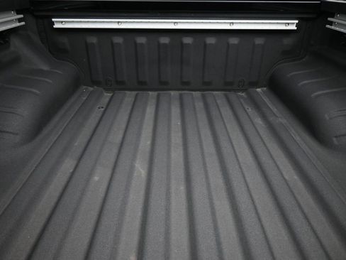 Used 2025 Nissan Frontier SV w/ SV Convenience Package RWD image 17