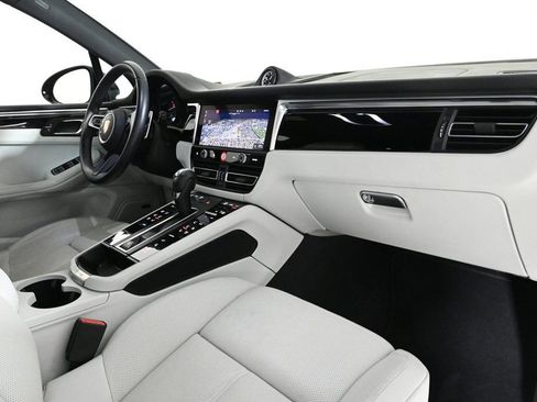 Certified 2024 Porsche Macan image 18