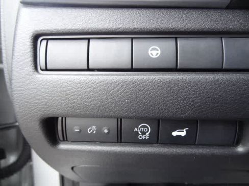 Used 2025 Nissan Rogue SV AWD/4WD image 17