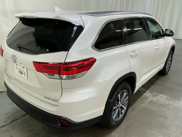 Used 2018 Toyota Highlander XLE AWD/4WD image 3
