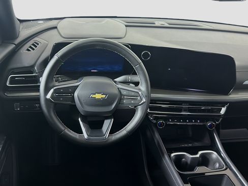 Used 2025 Chevrolet Traverse LT FWD image 17