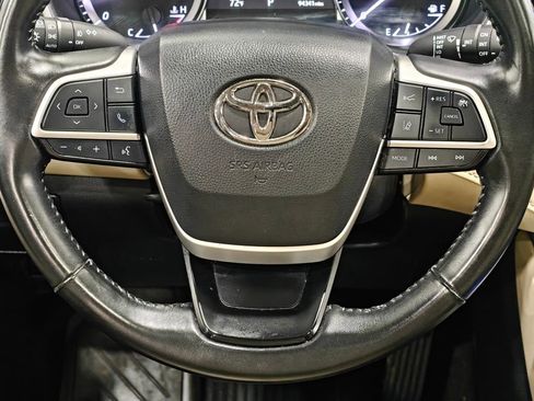 Used 2023 Toyota Highlander XLE AWD/4WD image 5