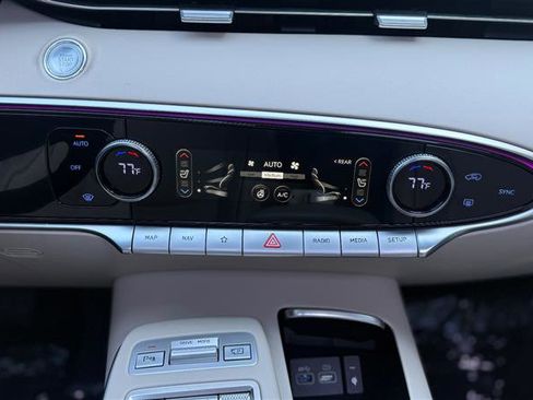 Used 2022 Genesis GV70 2.5T w/ Advanced Package image 33