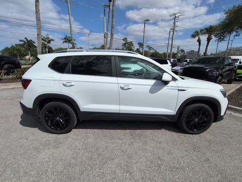 Used 2024 Volkswagen Taos SE w/ Panoramic Sunroof Package FWD image 4
