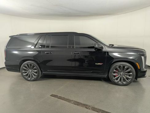 Used 2025 Cadillac Escalade ESV V AWD/4WD image 8