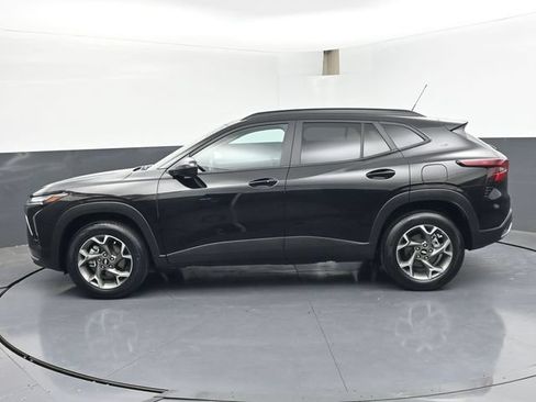 Used 2025 Chevrolet Trax LT w/ LT Convenience Package FWD image 4