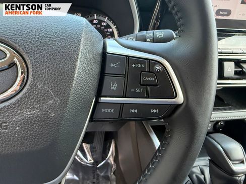 Used 2025 Toyota Highlander XLE image 19