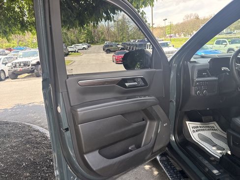 Used 2025 Chevrolet Tahoe Z71 w/ Comfort Package AWD/4WD image 16