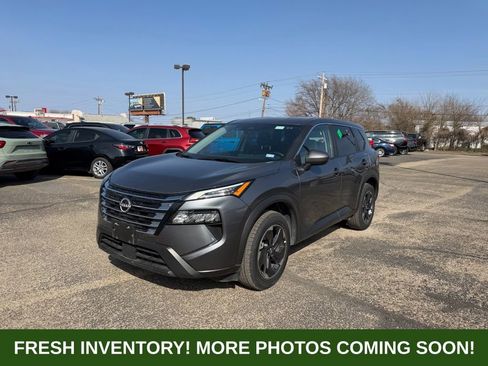 Used 2025 Nissan Rogue SV image 2