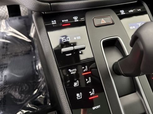 Certified 2025 Porsche Macan image 31