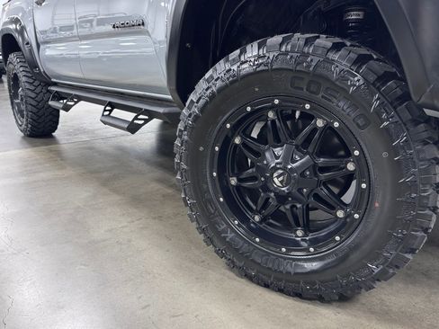 Used 2018 Toyota Tacoma TRD Off-Road w/ Technology Package AWD/4WD image 2