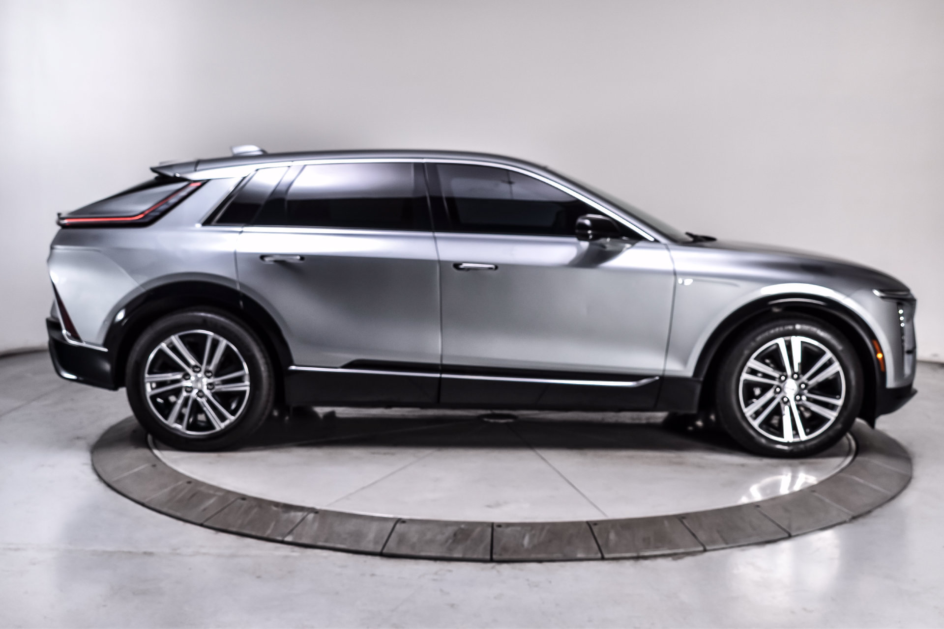 Used 2024 Cadillac Lyriq Luxury w/ LPO, Floor Liner Package AWD/4WD image 7