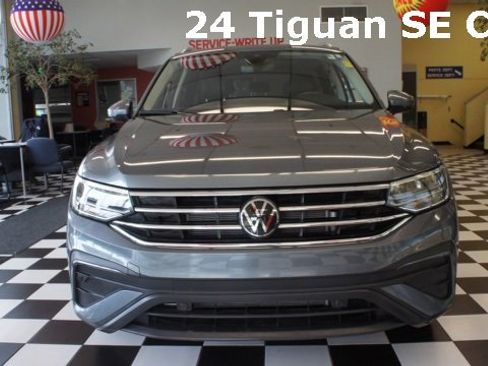 Used 2024 Volkswagen Tiguan SE w/ Panoramic Sunroof Package image 2