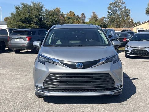 Used 2024 Toyota Sienna XLE image 8