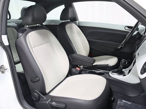 Used 2019 Volkswagen Beetle 2.0T SE FWD image 24
