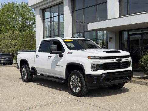 Used 2024 Chevrolet Silverado 2500 Custom w/ Custom Value Package AWD/4WD image 2