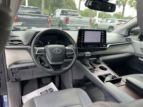 Used 2023 Toyota Sienna XLE FWD image 30