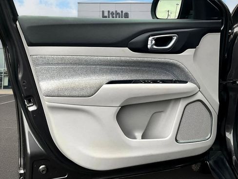 Used 2024 Jeep Compass Latitude image 33