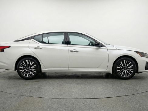 Used 2025 Nissan Altima 2.5 SV FWD image 11
