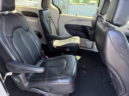 Used 2023 Chrysler Pacifica Touring-L FWD image 14