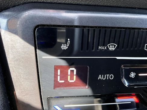 Used 2023 Volkswagen Tiguan SE image 35