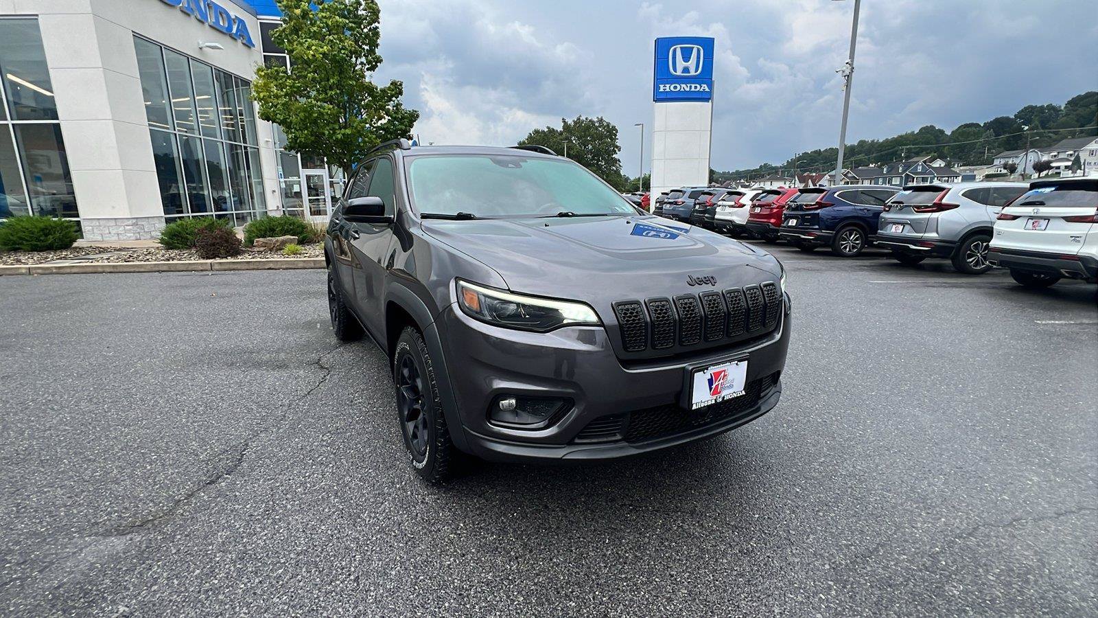 Used 2022 Jeep Cherokee Latitude w/ Sun & Sound Group AWD/4WD image 2