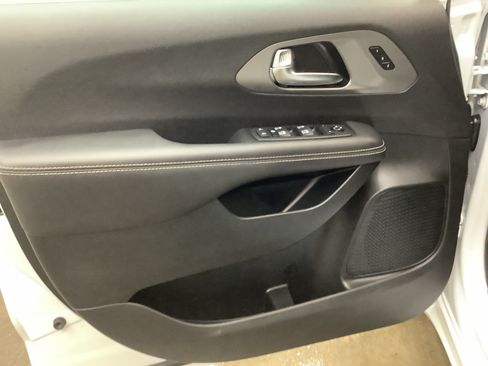 Used 2025 Chrysler Pacifica Select FWD image 11
