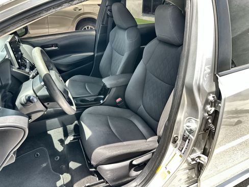 Used 2020 Toyota Corolla LE FWD image 3