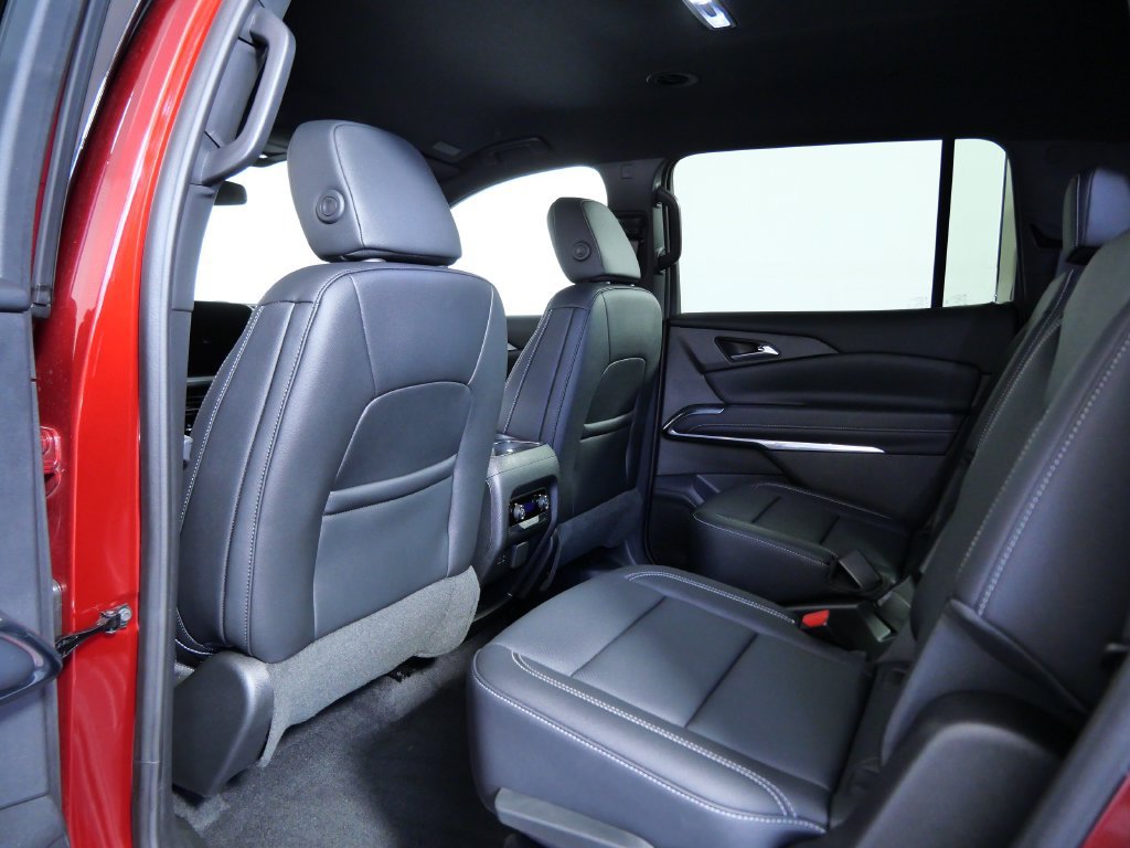 Used 2025 Chevrolet Traverse LT w/ Driver Confidence Package FWD image 12