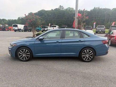 Used 2025 Volkswagen Jetta SE FWD image 34