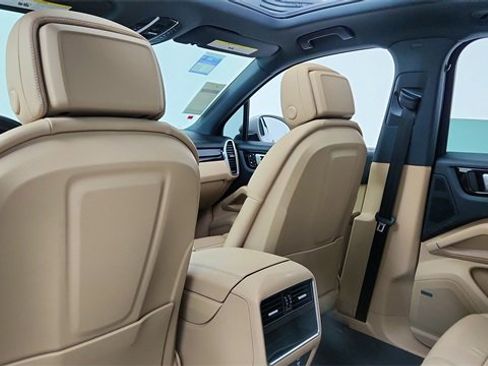 Used 2022 Porsche Cayenne image 30
