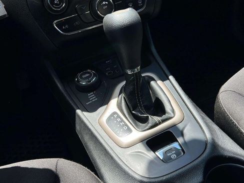 Used 2018 Jeep Cherokee Latitude w/ Altitude Package AWD/4WD image 17