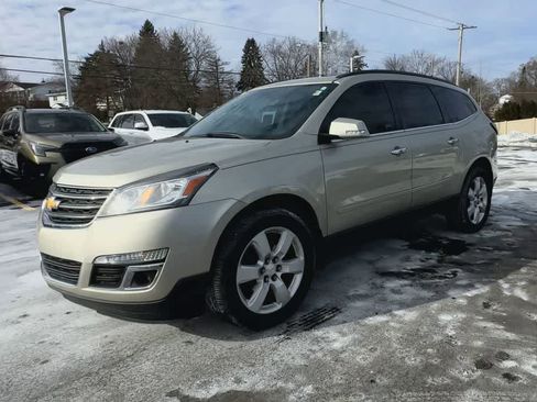 Used 2017 Chevrolet Traverse LT w/ Style and Technology Package image 4