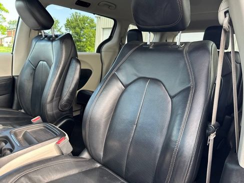 Used 2018 Chrysler Pacifica Touring-L FWD image 27