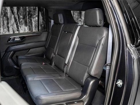 Used 2025 Chevrolet Suburban Z71 image 7