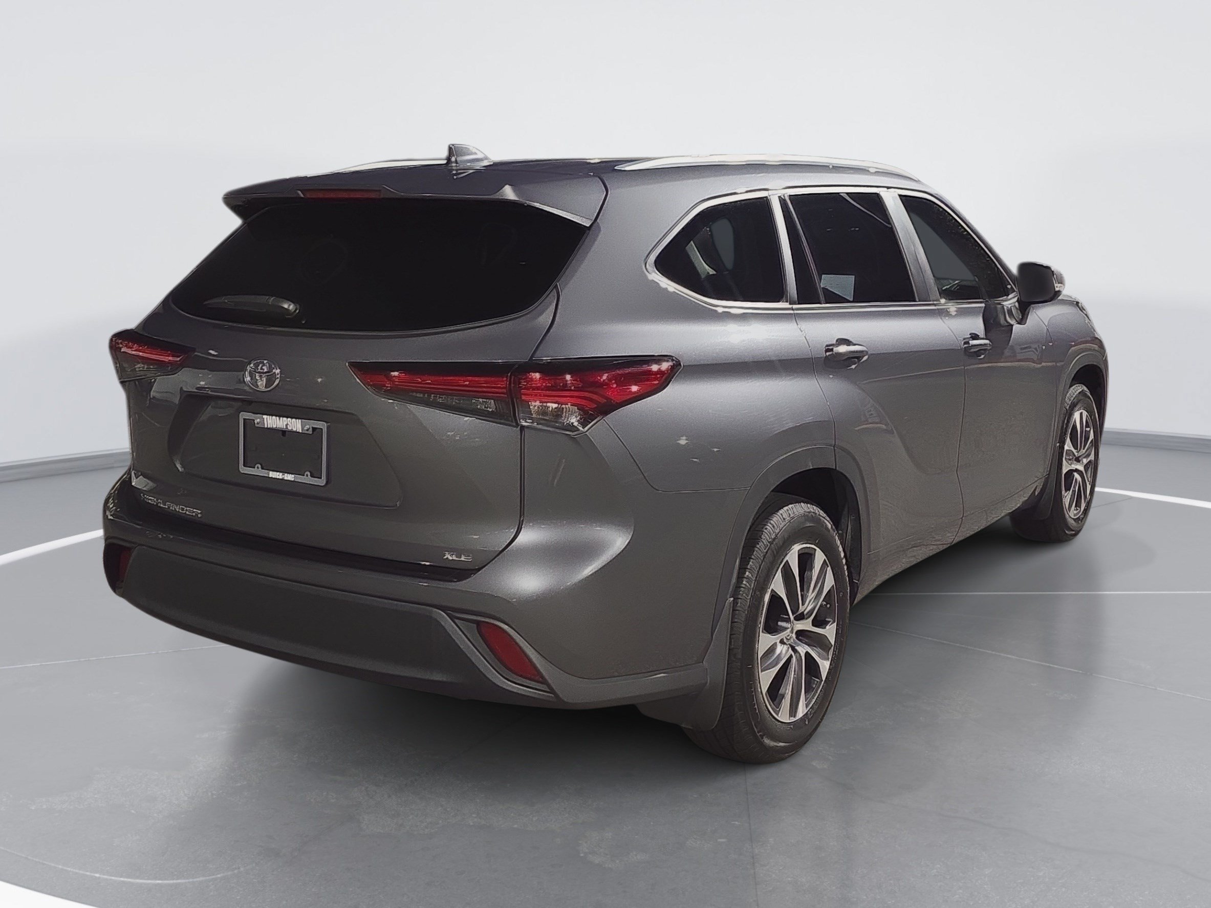 Used 2023 Toyota Highlander XLE FWD image 3