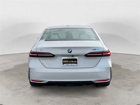 Used 2025 BMW i5 xDrive40 w/ Premium Package image 6