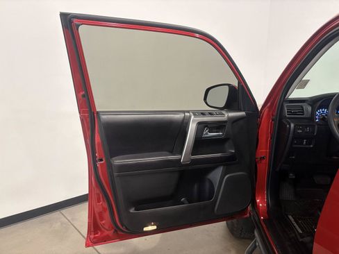 Used 2017 Toyota 4Runner SR5 AWD/4WD image 10