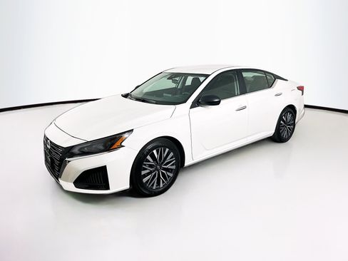 Used 2025 Nissan Altima 2.5 SV image 3