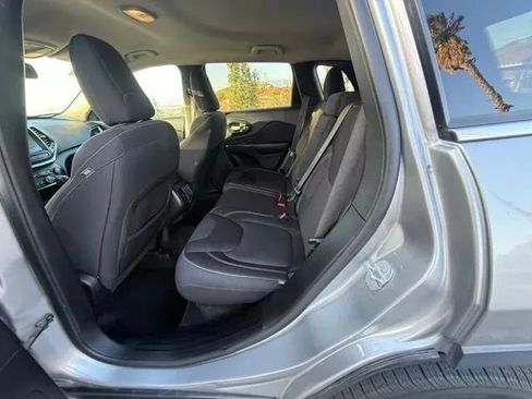 Used 2015 Jeep Cherokee Latitude FWD image 12