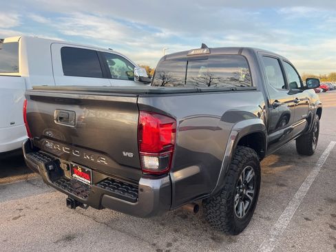 Used 2018 Toyota Tacoma TRD Sport w/ Technology Package image 4