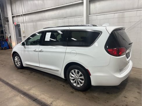 Used 2019 Chrysler Pacifica Touring-L image 5