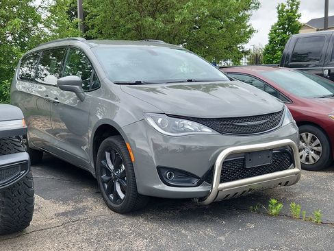 Used 2020 Chrysler Pacifica Touring-L w/ Premium Audio Group FWD image 1
