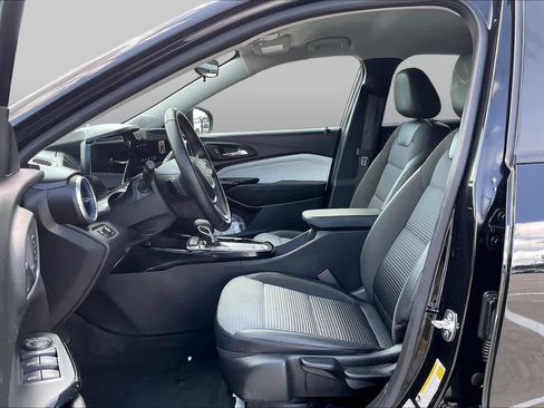 Used 2025 Chevrolet Trax LT w/ LT Convenience Package FWD image 8