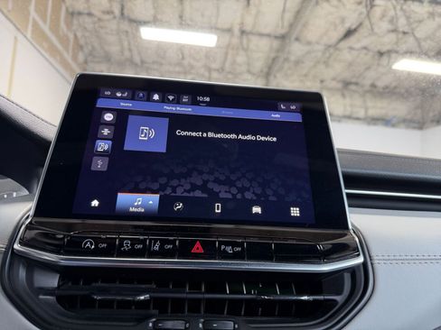 Used 2025 Jeep Compass Limited image 21