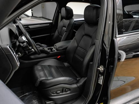 Used 2023 Porsche Cayenne Platinum Edition image 34