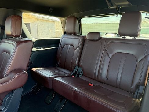 Used 2024 Ford Expedition Limited image 11