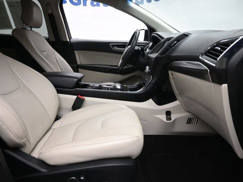 Used 2019 Ford Edge Titanium AWD/4WD image 9