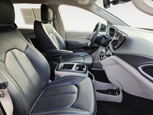 Used 2024 Chrysler Pacifica Select image 15