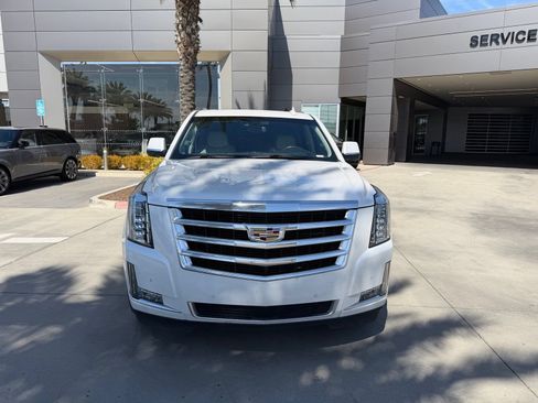 Used 2020 Cadillac Escalade ESV Premium Luxury AWD/4WD image 2